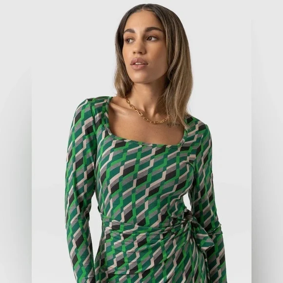 NWT - Saint and Sofia - Amelia Wrap Dress in Green Jardin Geo. Size: 6. - Picture 2 of 8